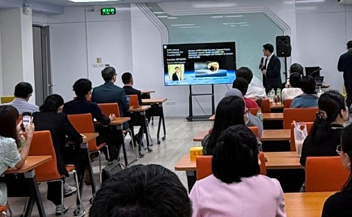 写真:タイ・バンコクのマヒドン大学にて弊社代表の宮崎が特別講演を実施の写真